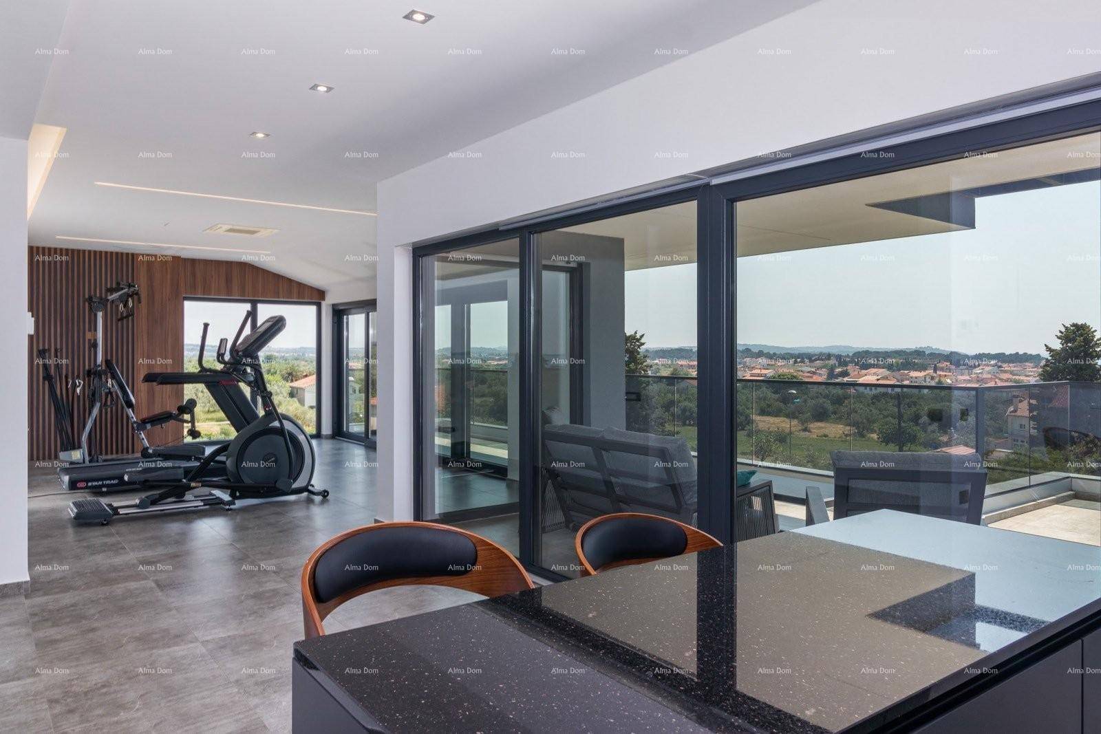 Fitnessraum mit modernen Geräten und großen Fenstern mit Panoramablick auf die Stadt und die Terrasse.