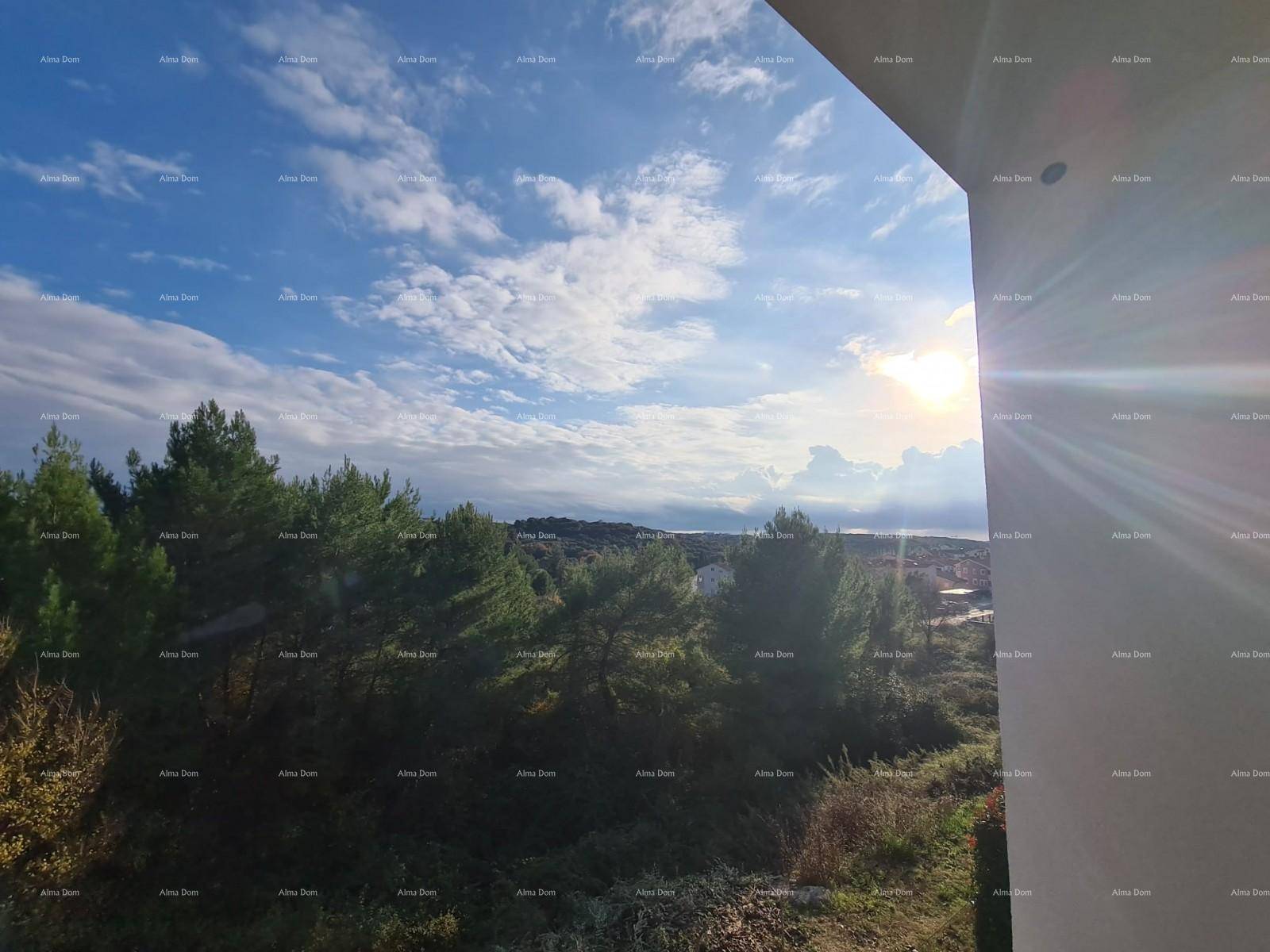 Weitläufiger Ausblick von einem Balkon auf grüne Bäume und das Meer unter blauem Himmel.