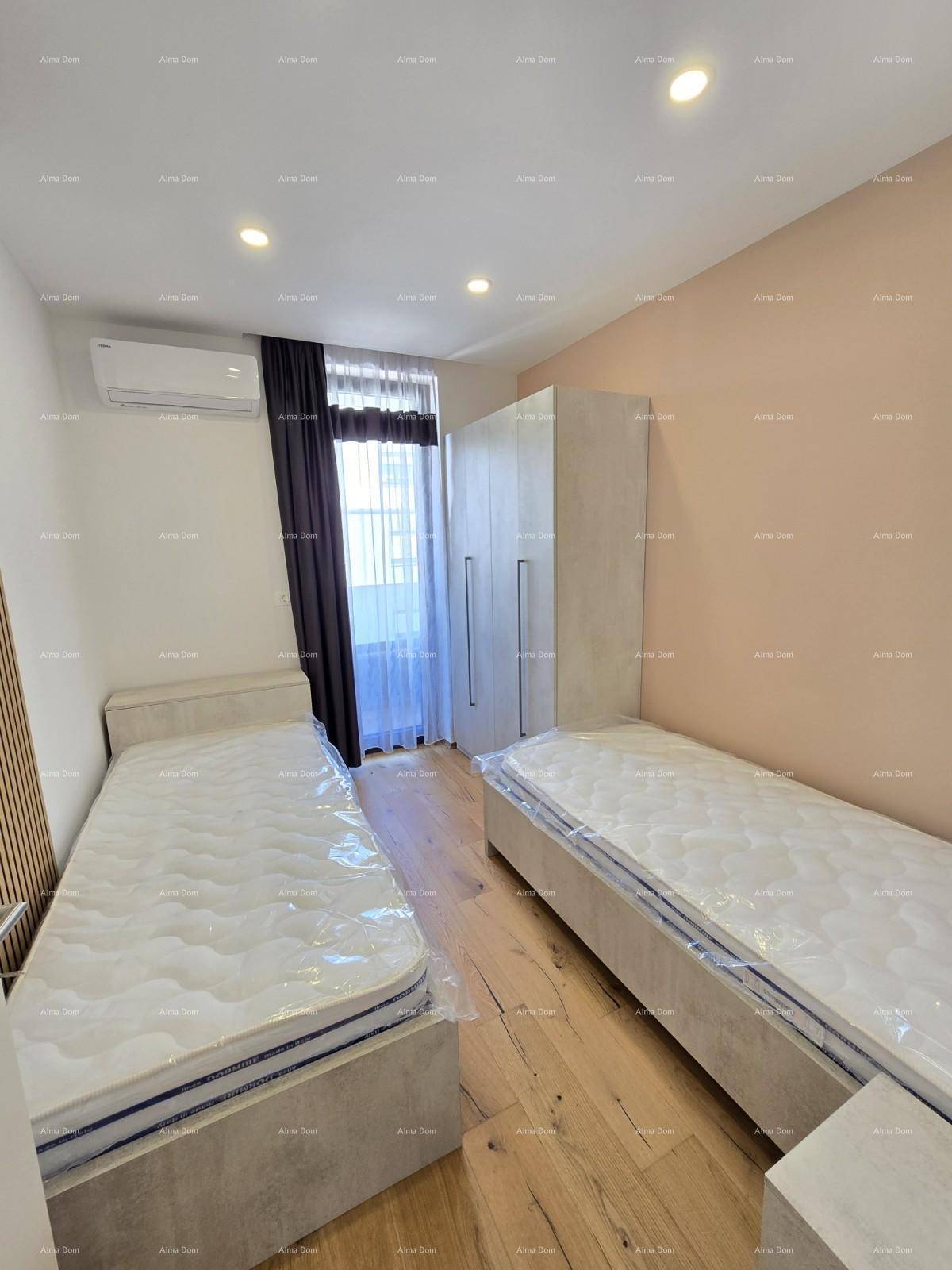 Helles Schlafzimmer mit zwei Einzelbetten und Klimaanlage, mit Holzboden.