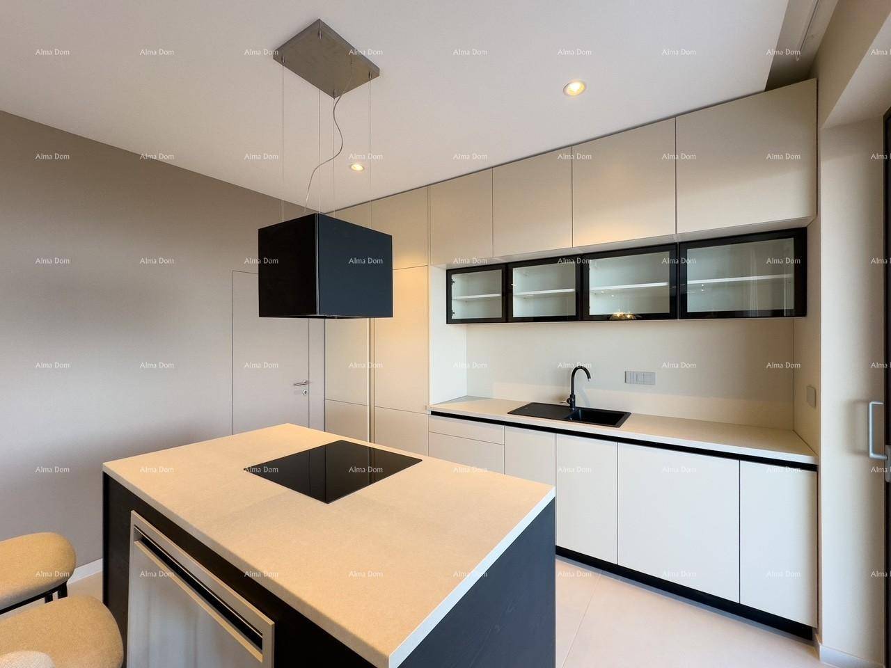 Elegante Küche mit Kochinsel, Induktionskochfeld und modernen Hängeschränken.