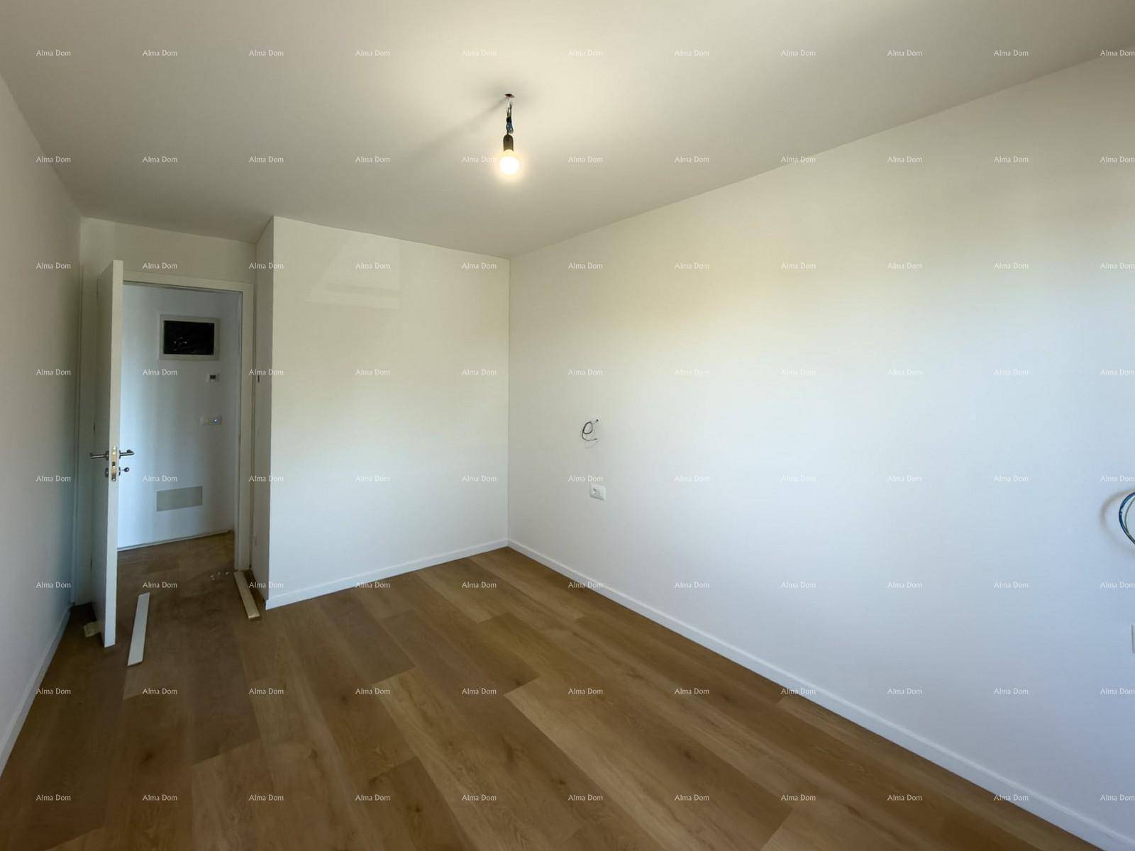 Leeres Zimmer mit hellem Holzboden und weißen Wänden, bereit zur individuellen Gestaltung.