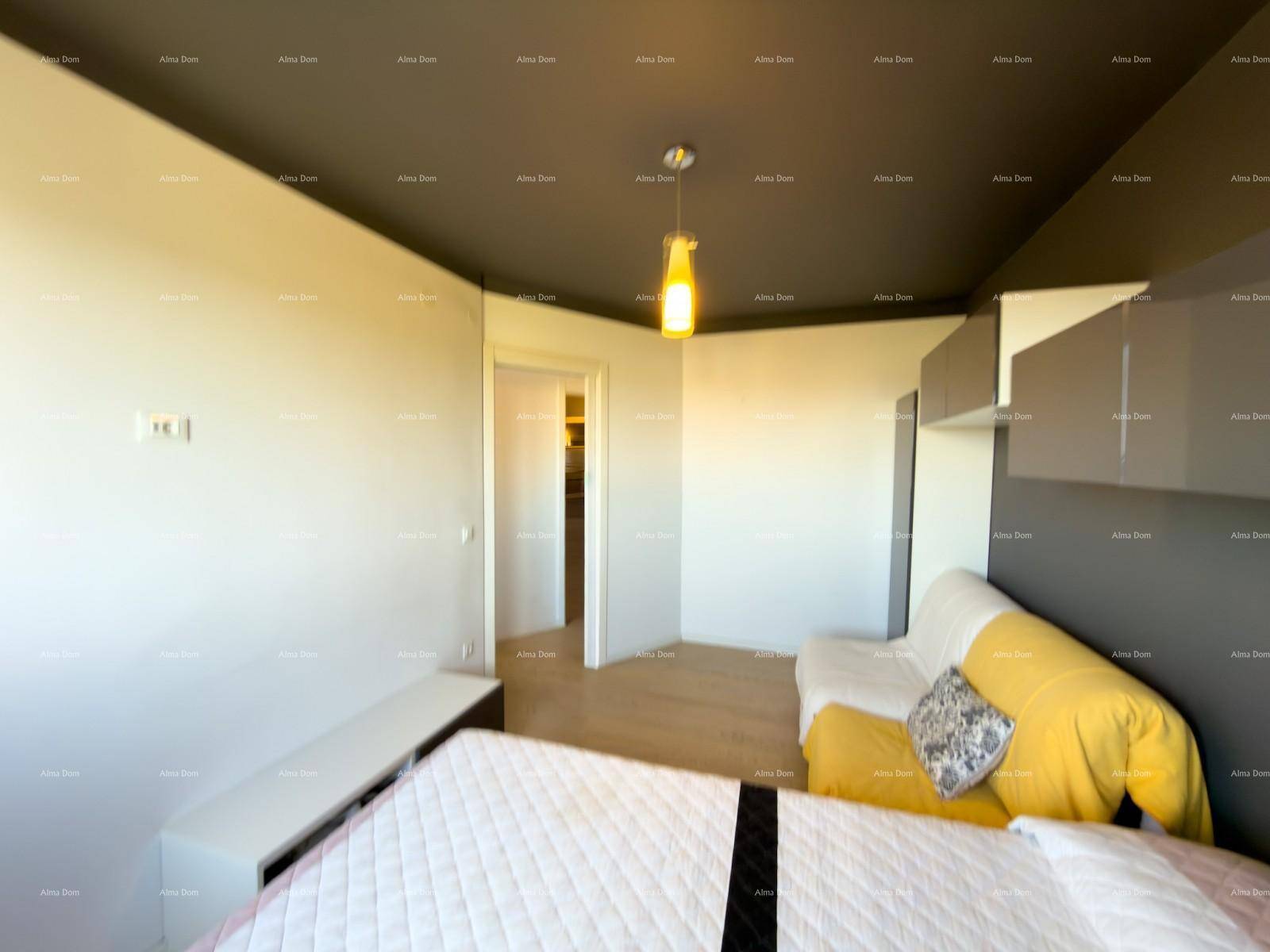 Schlafzimmer mit Doppelbett, gelbem Sofa und modernen Schränken in Grau und Weiß.
