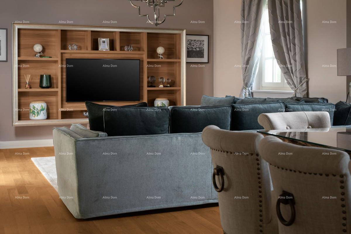 Gemütliches Wohnzimmer mit großem Sofa, Holzboden und integriertem TV-Möbel.