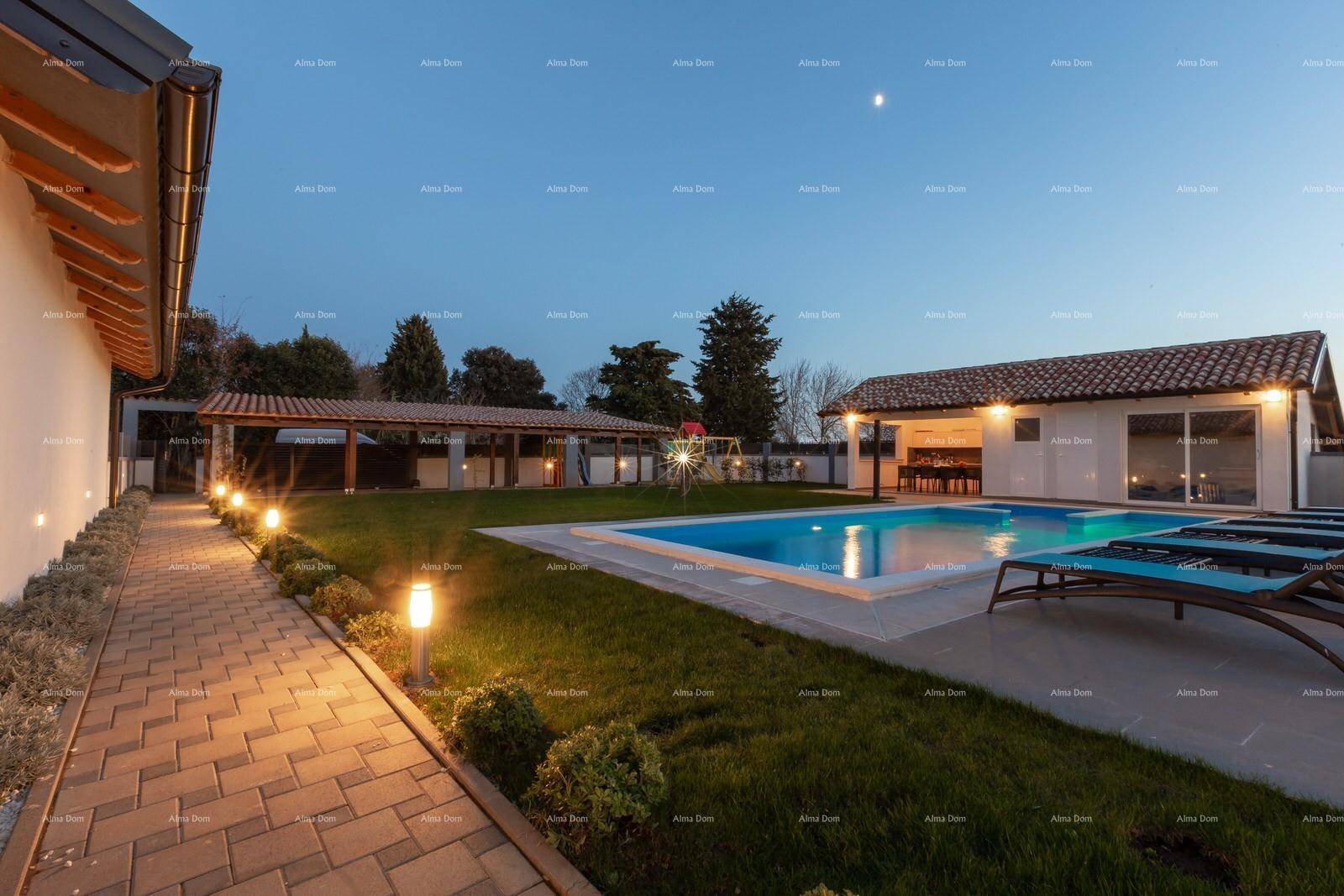 Beleuchteter Poolbereich und Gartenweg bei Dämmerung, schaffen eine stimmungsvolle Atmosphäre.