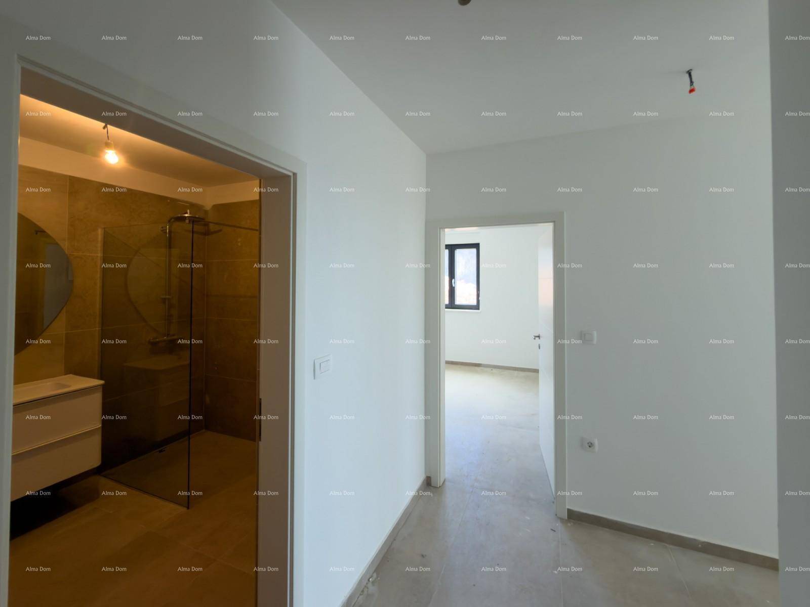 Heller Flur mit Zugang zu einem modernen Badezimmer und weiteren Räumen.