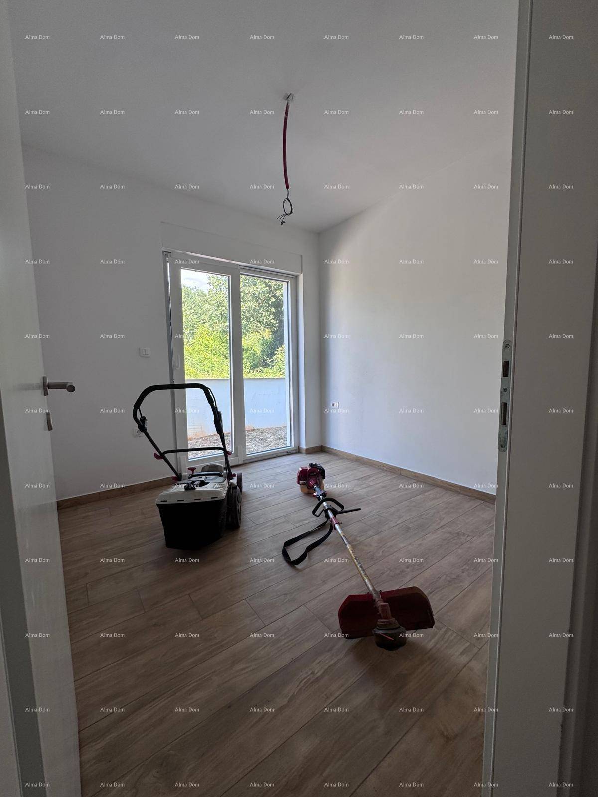 Helles Schlafzimmer mit Holzboden und großer Schiebetür, die zu einem Außenbereich führt.