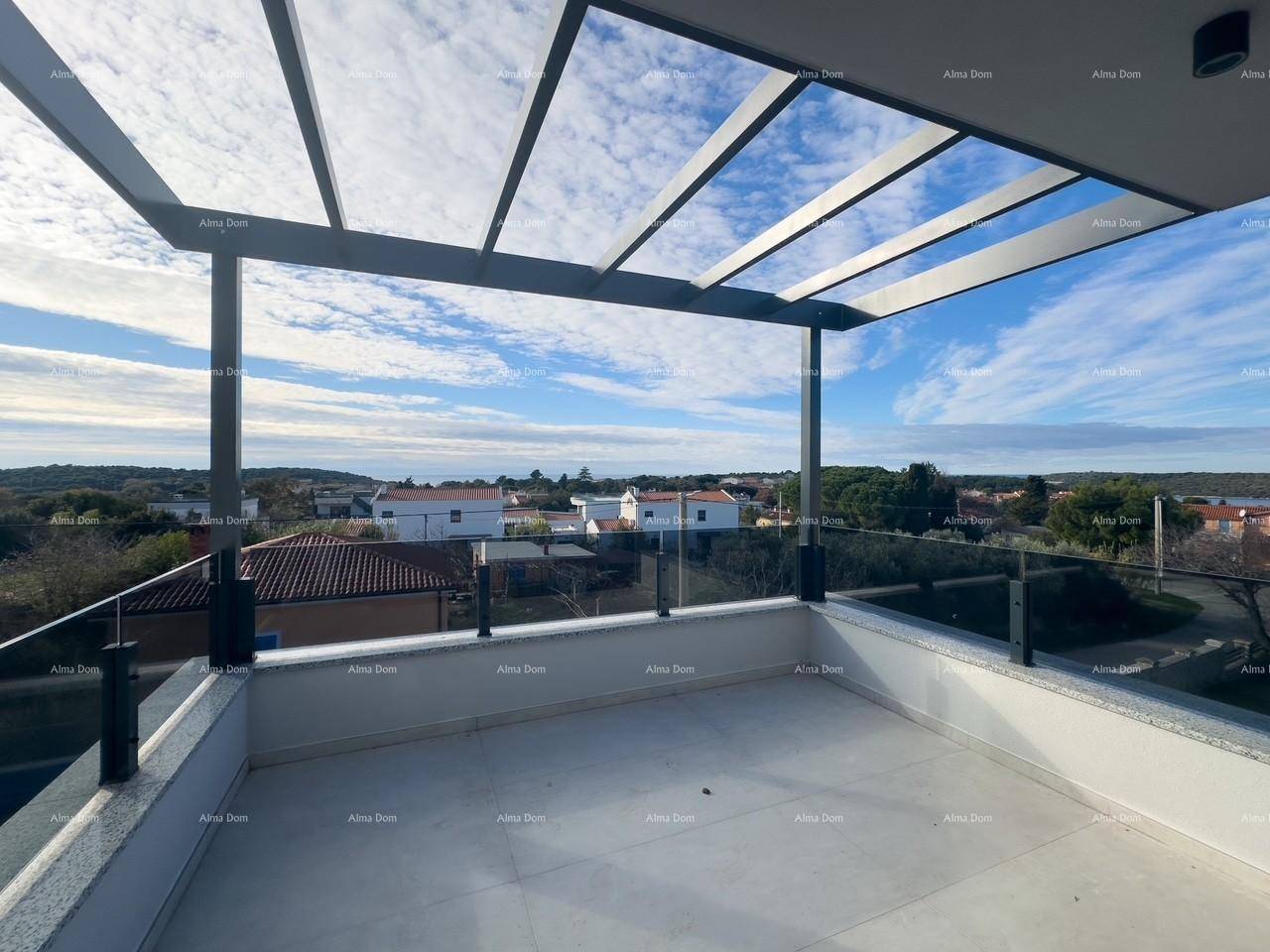 Geräumige Dachterrasse mit moderner Pergola und weitem Blick über die Umgebung und das Meer.