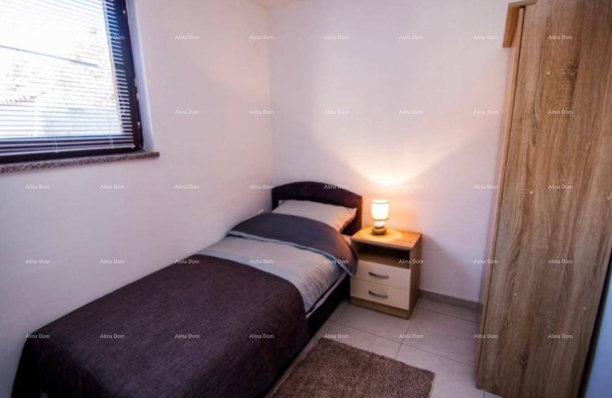 Gemütliches Schlafzimmer mit Einzelbett, Nachttischlampe und Holzschrank.