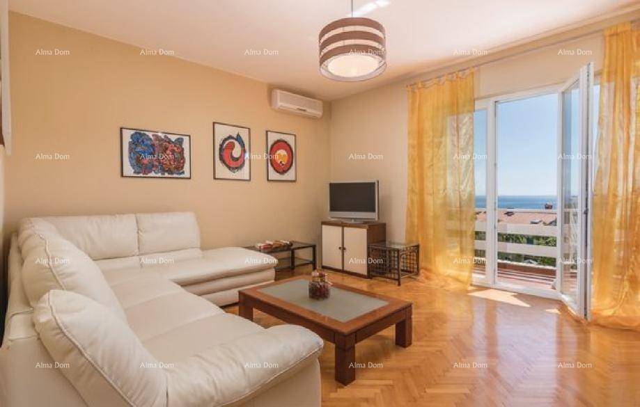Helles Wohnzimmer mit Parkettboden, beigem Sofa, Klimaanlage und Zugang zum Balkon mit Meerblick.