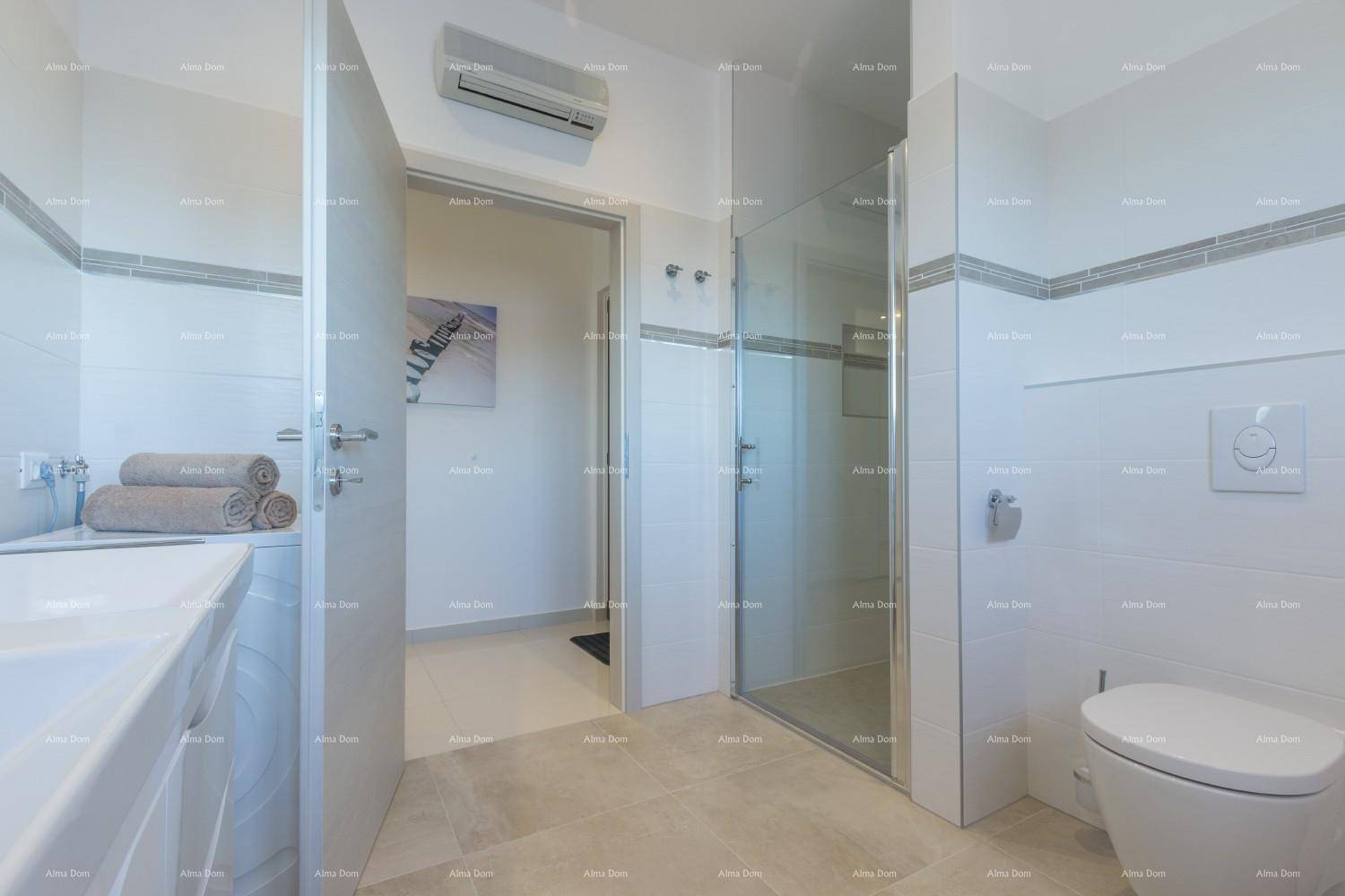 Helles Badezimmer mit moderner Glasduschkabine, wandhängendem WC und Klimaanlage.