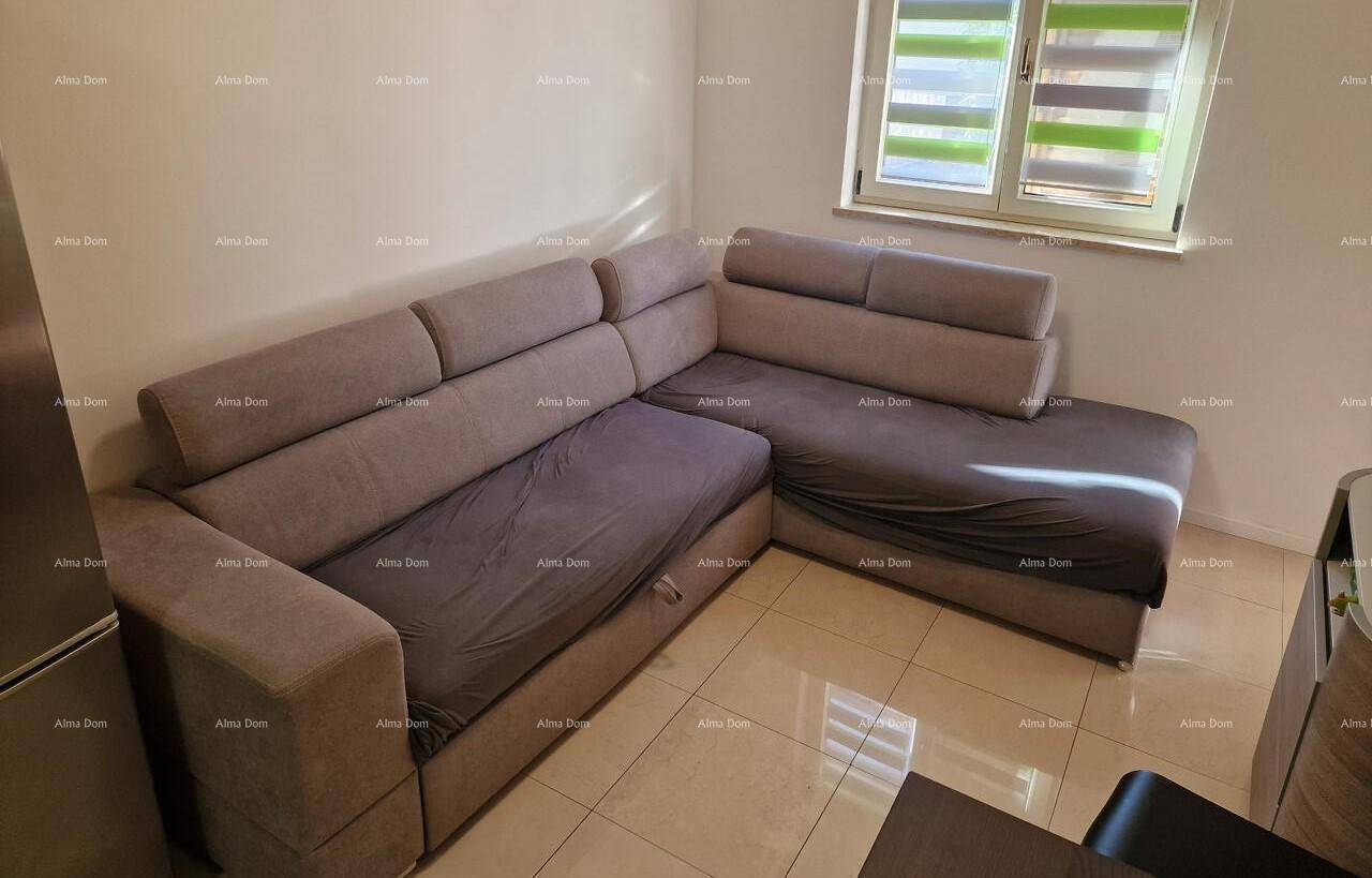 Wohnzimmer mit bequemem Ecksofa und Fliesenboden, ideal zum Entspannen.