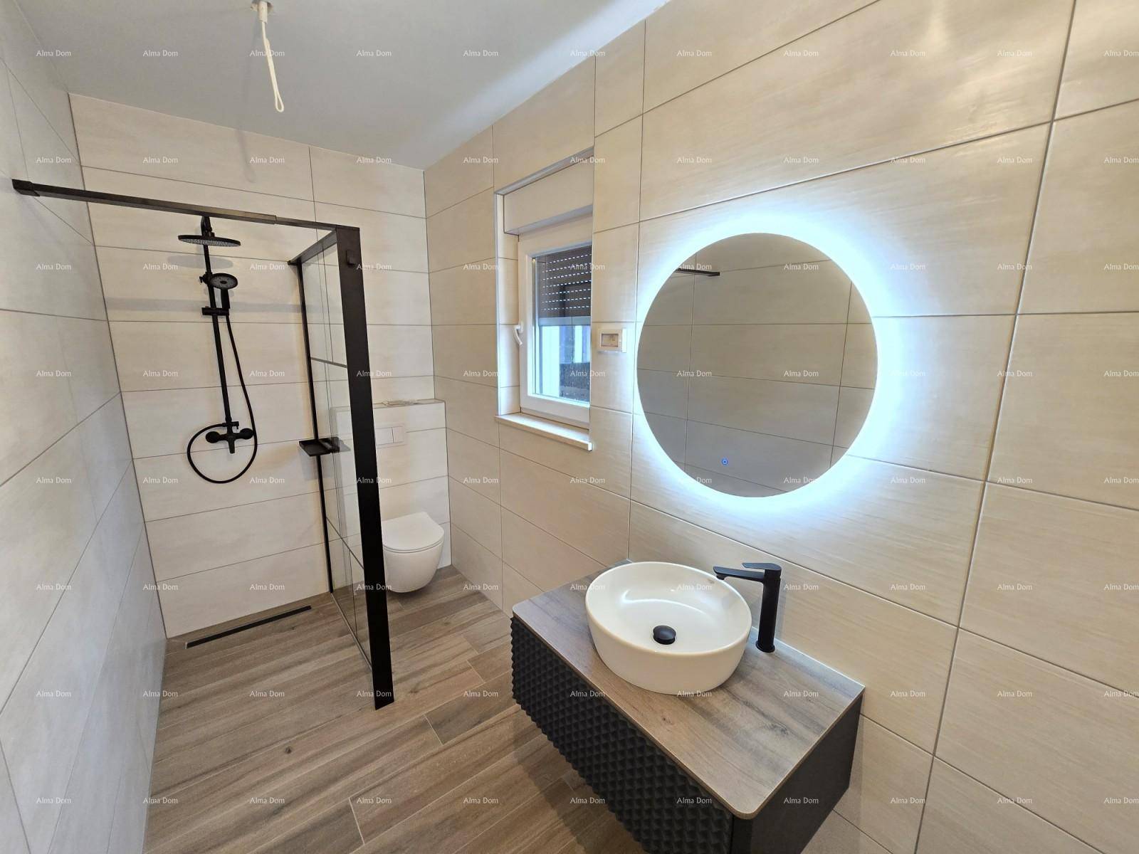 Modernes Badezimmer mit begehbarer Dusche, beleuchtetem Spiegel und stilvollen Fliesen.