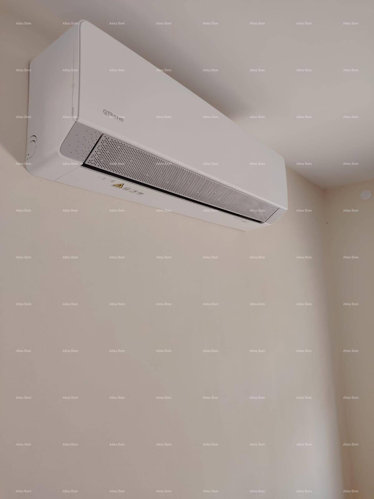 Moderne Klimaanlage an der Wand montiert, sorgt für angenehme Raumtemperatur.