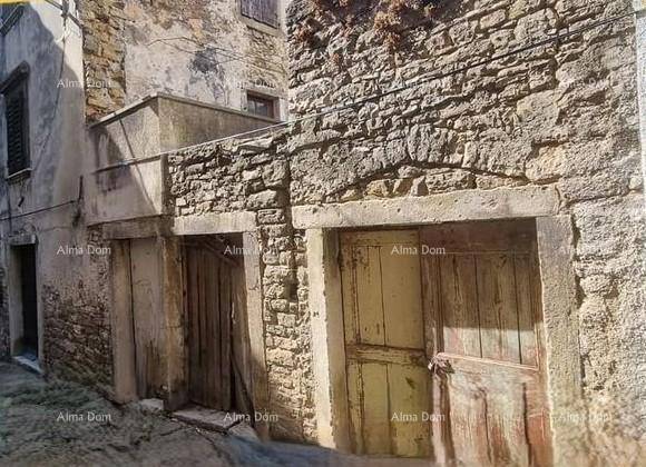 Historische Steinfassaden mit alten Holztüren in einer engen Gasse, die den Charme vergangener Zeiten widerspiegeln.