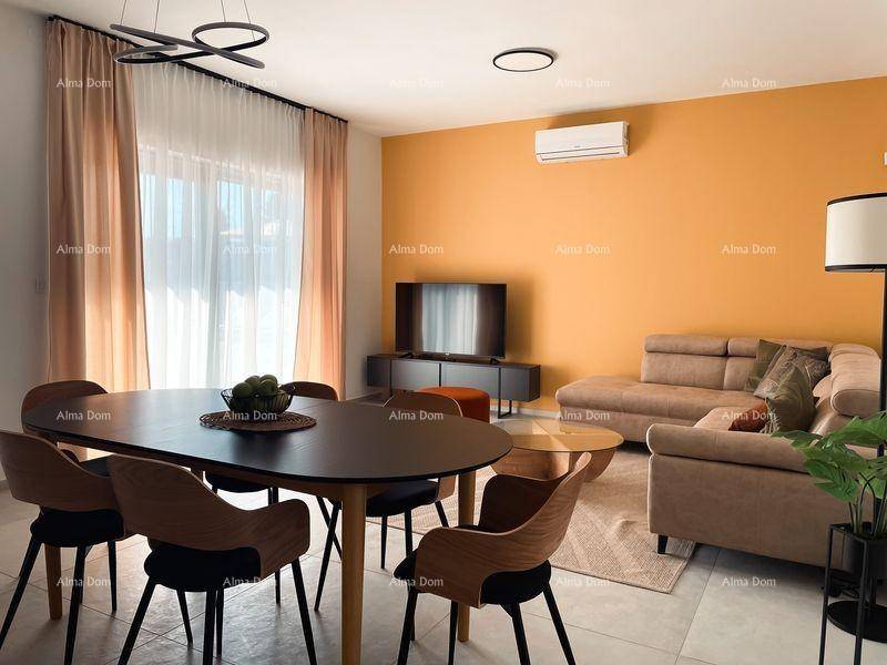 Heller Wohn- und Essbereich mit modernem Esstisch, bequemer Couch und gelber Akzentwand.