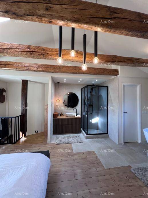 Schlafzimmer mit integriertem Badezimmerbereich, Dusche und modernem Waschbecken unter Holzbalken.