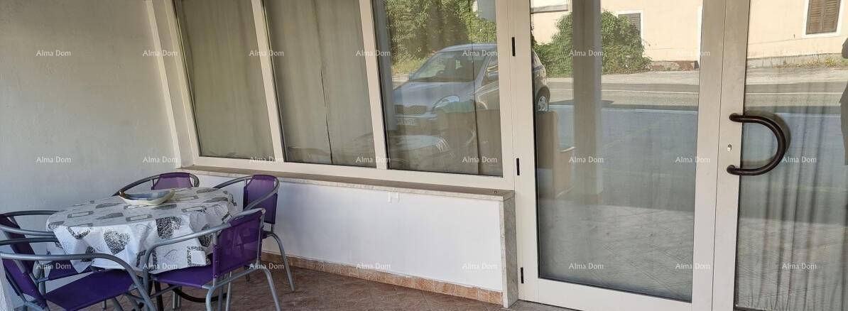 Überdachte Terrasse mit Esstisch und Stühlen, ideal für Mahlzeiten im Freien.