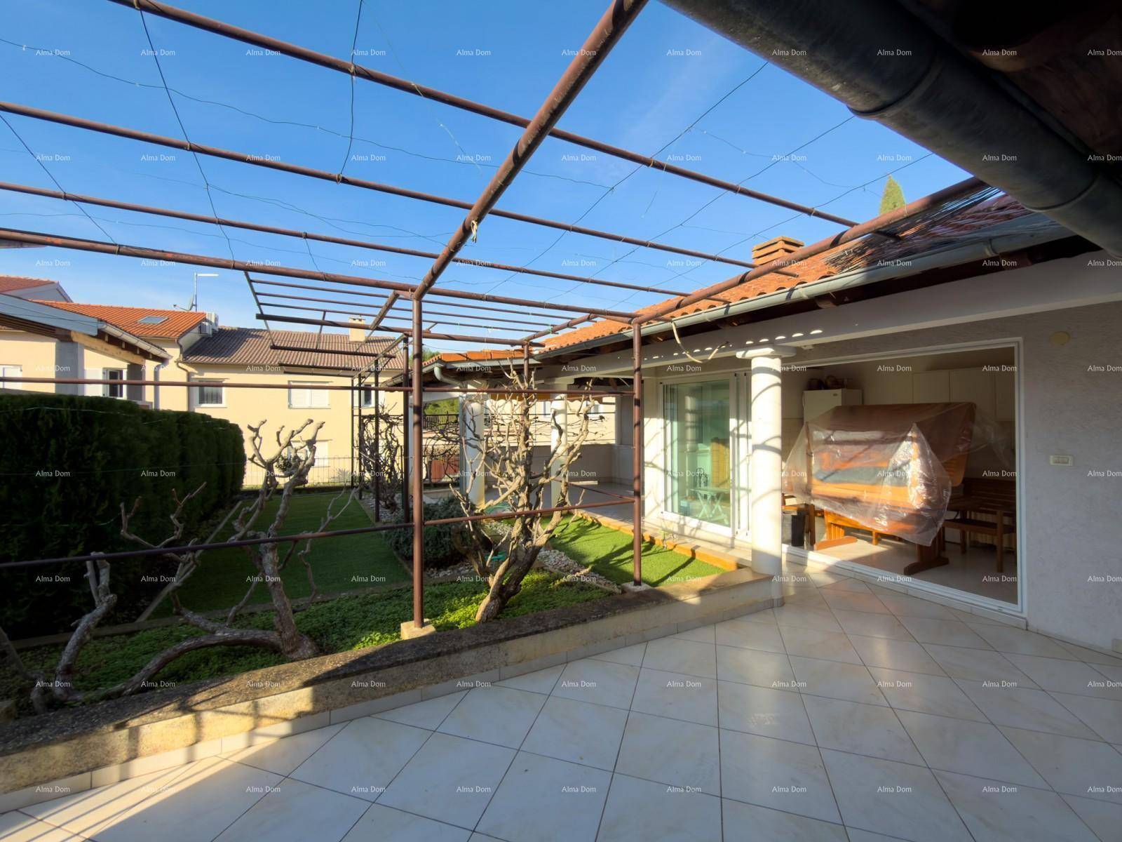 Außenbereich mit Terrasse, Pergola und Garten, angrenzend an den Wintergarten des Hauses.