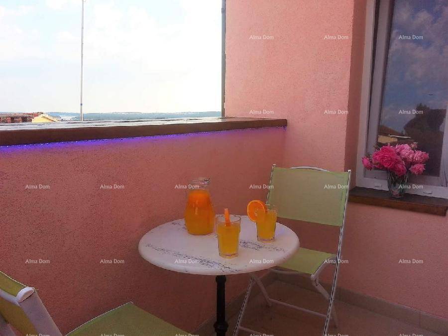 Gemütlicher Balkon mit Sitzgelegenheiten und erfrischenden Getränken, ideal zum Entspannen.