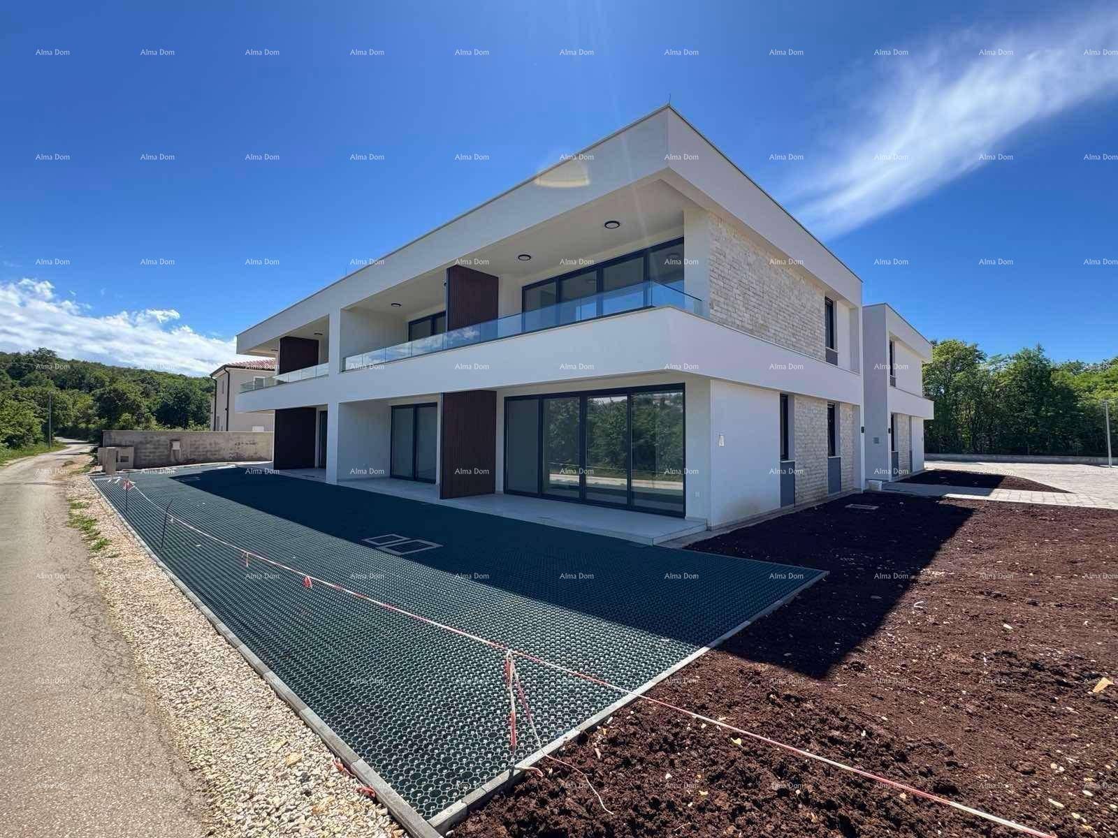 Moderne Wohnanlage mit klarer Architektur, Balkonen und vorbereiteten Außenflächen.