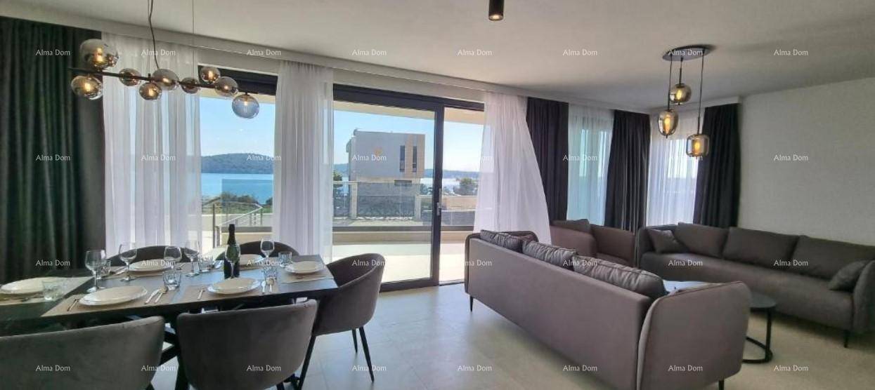 Heller Wohn- und Essbereich mit elegantem Esstisch, bequemen Sofas und Panoramablick auf das Meer.