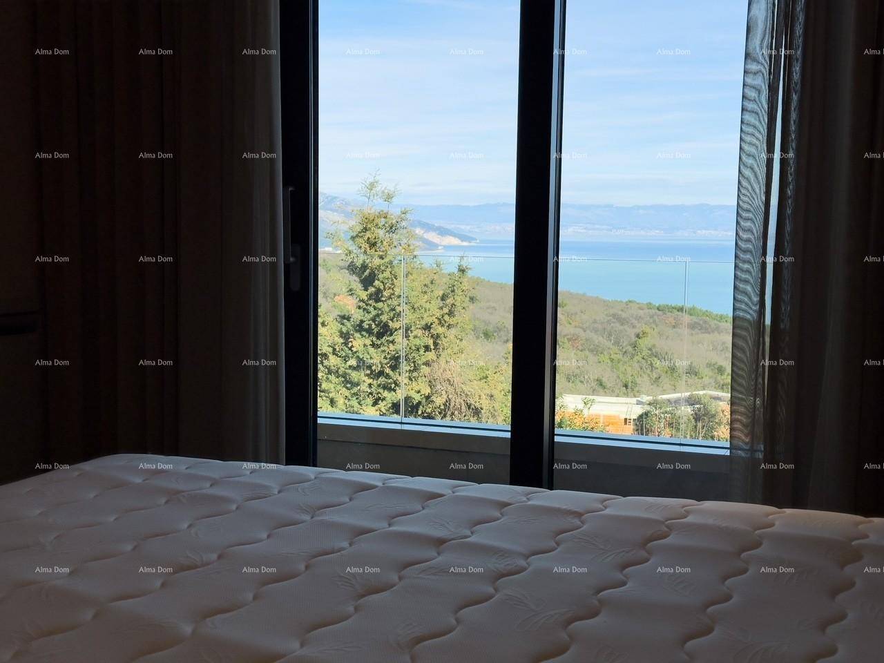 Atemberaubender Meerblick und Bergblick durch das große Fenster des Schlafzimmers.