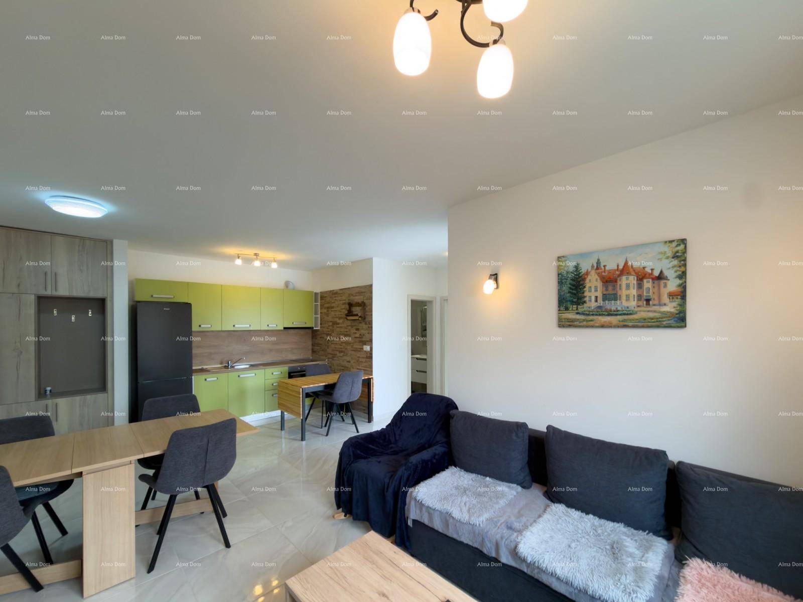 Gemütlicher Wohnbereich mit Sofa, Esstisch und Blick auf die moderne Küche.