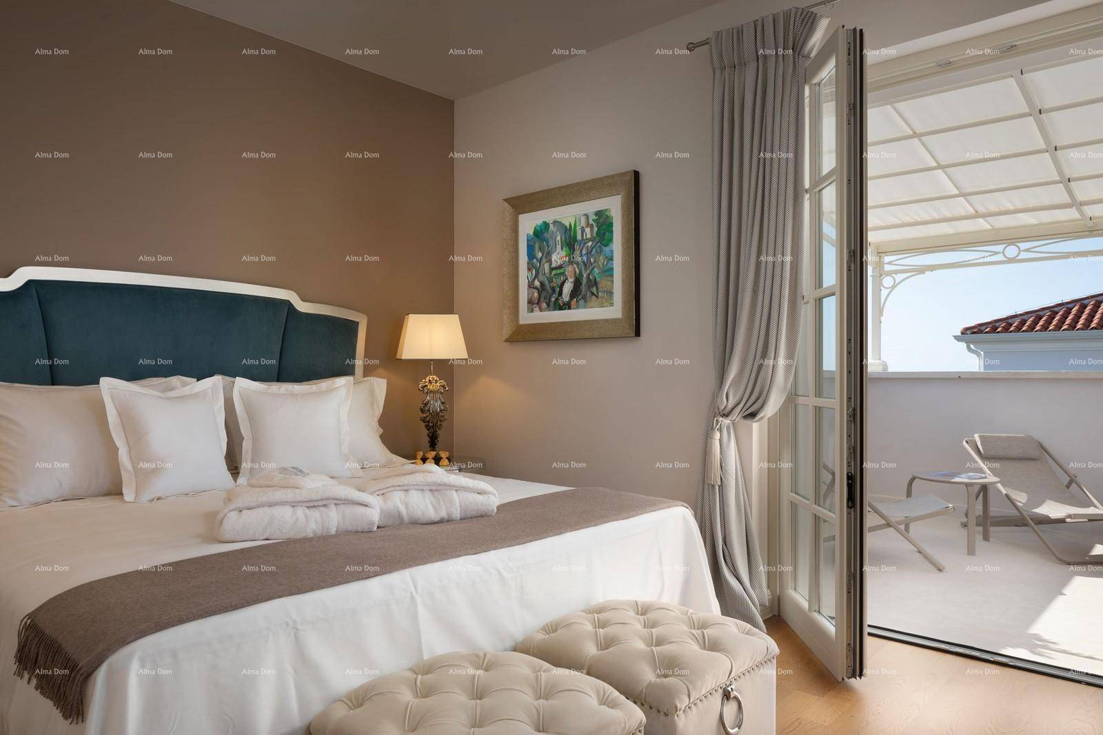 Gemütliches Schlafzimmer mit Doppelbett, Holzboden und direktem Zugang zur Terrasse.