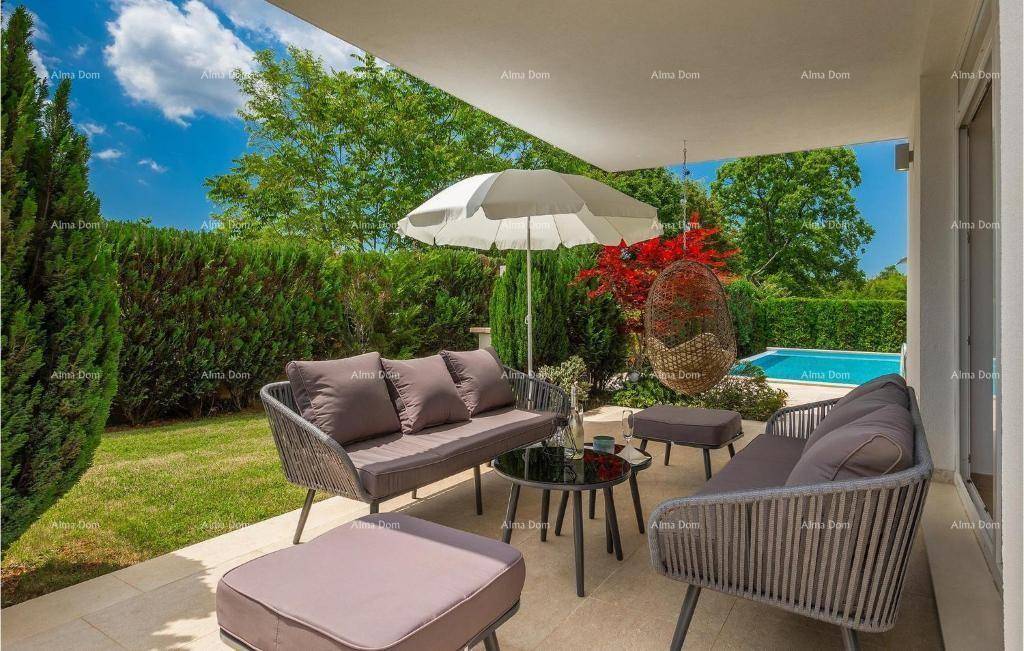 Gemütliche überdachte Terrasse mit modernen Loungemöbeln und einem entspannenden Blick auf den Pool und Garten.