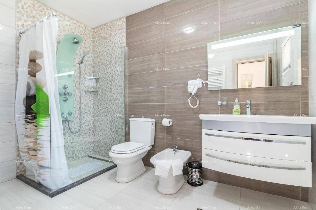Modernes Badezimmer mit Duschkabine, Toilette, Bidet und schwebendem Waschtisch mit Spiegel.