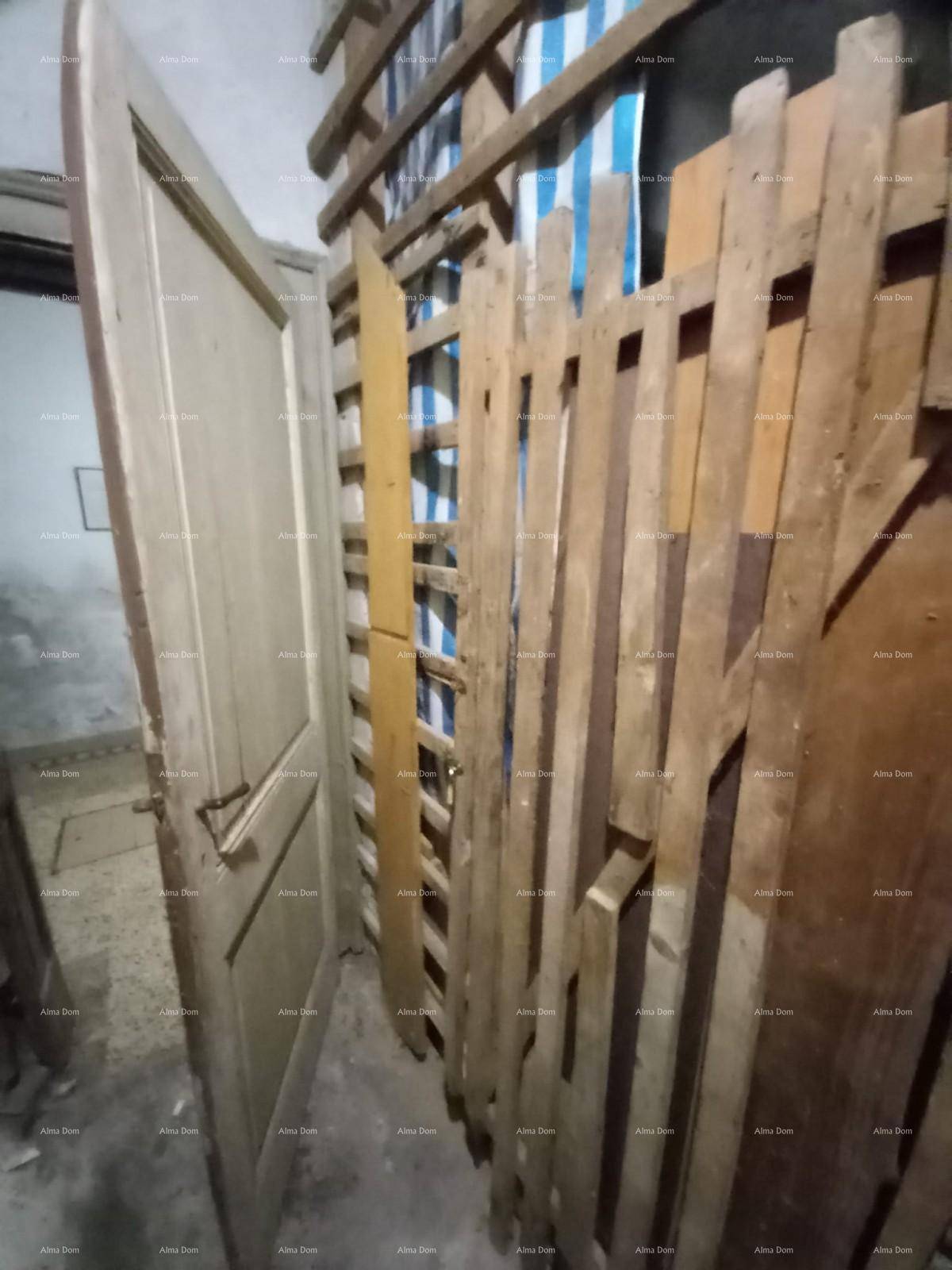 Abstellraum mit Holzlatten und Baumaterialien, einfacher und funktionaler Bereich.