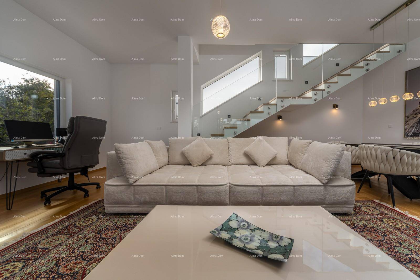 Geräumiges Wohnzimmer mit beigem Sofa, Schreibtisch und Holzboden, lichtdurchflutet.