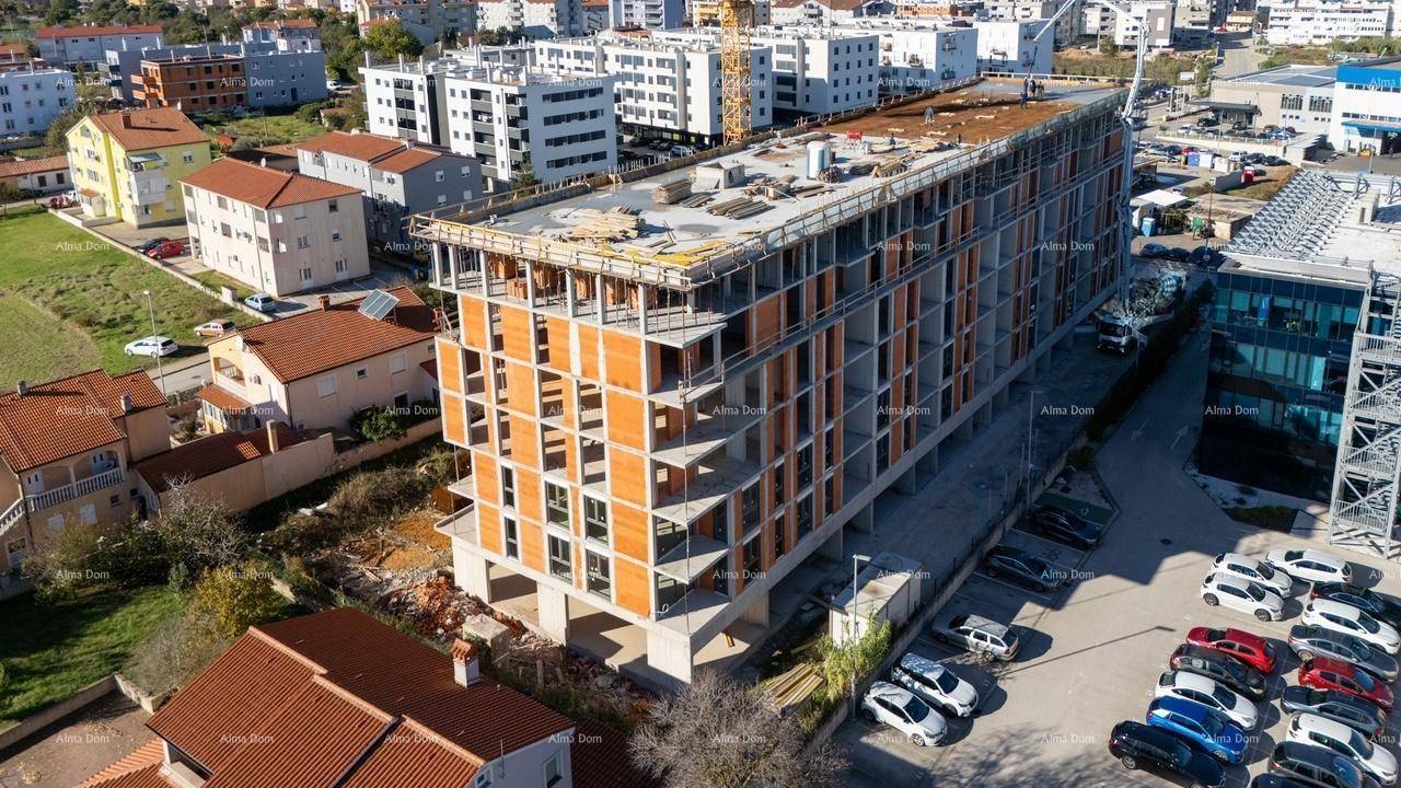 Luftaufnahme einer Baustelle in einem Wohngebiet mit umliegenden Häusern und Straßen.