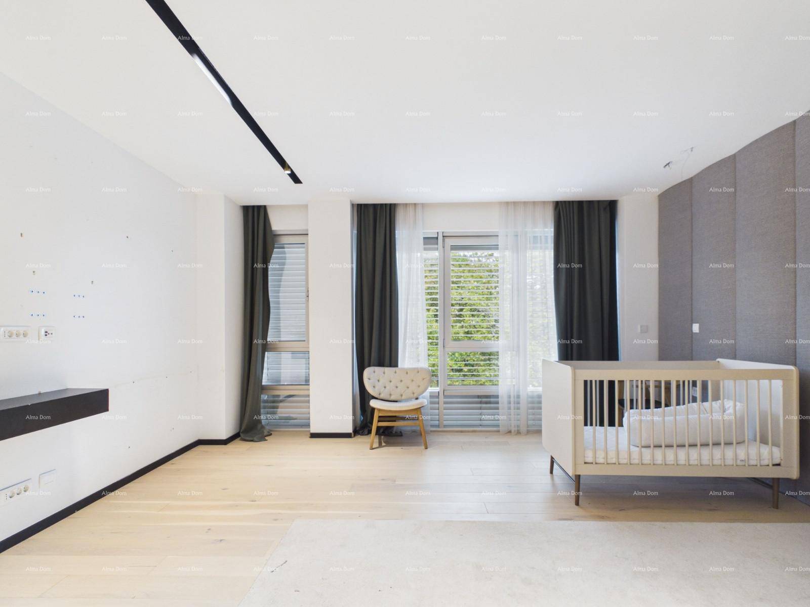 Helles Kinderzimmer mit Babybett und großen Fenstern, die viel Tageslicht hereinlassen.