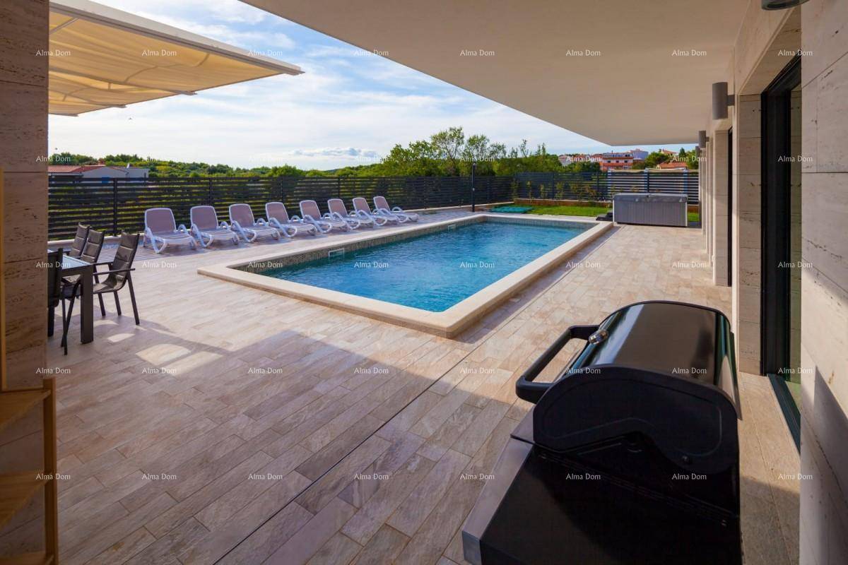 Geräumige Sonnenterrasse mit großem Pool, Liegestühlen, Essbereich und Grill für entspannte Stunden.