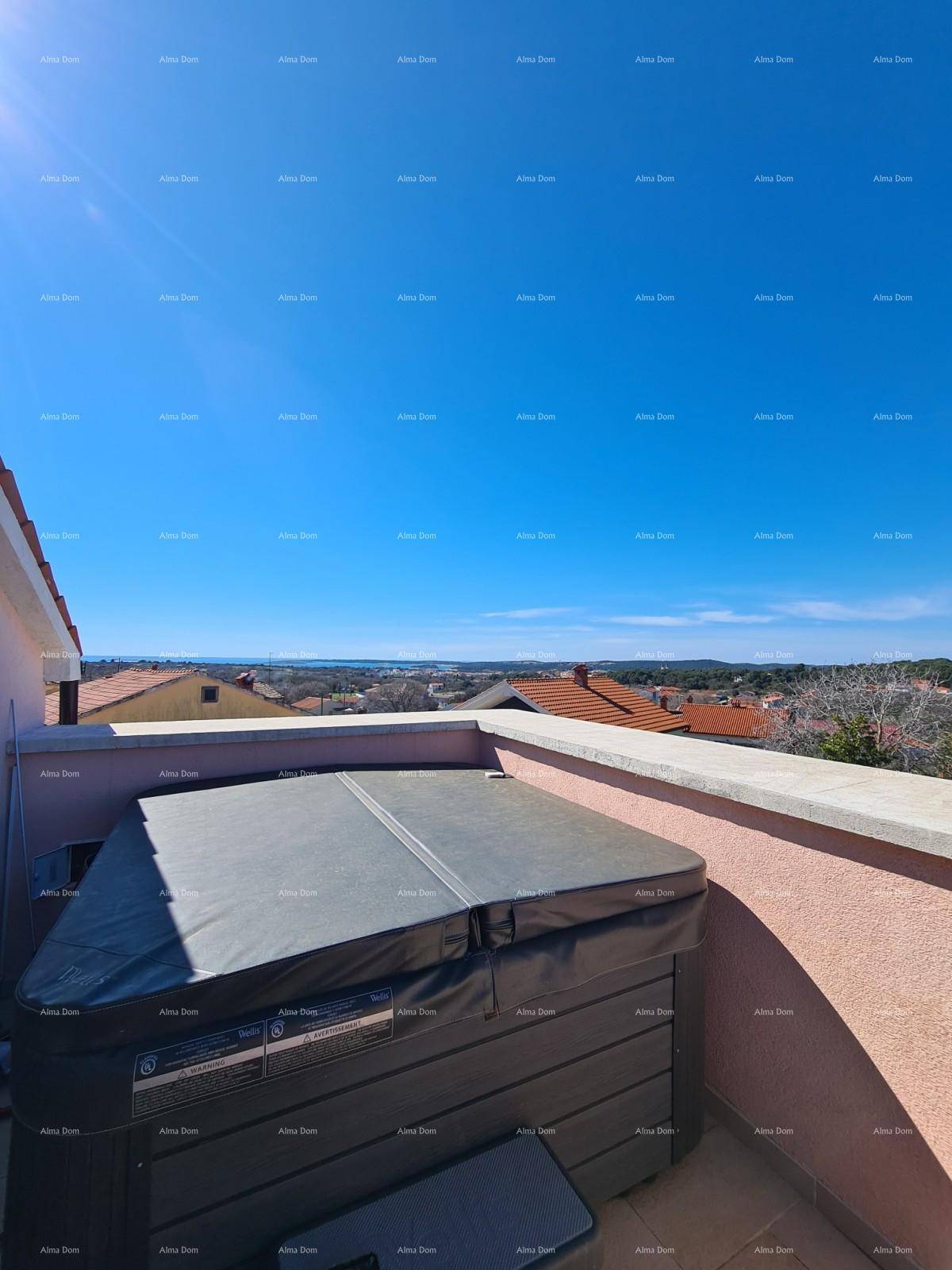 Dachterrasse mit abgedecktem Whirlpool und weitem Blick über die Landschaft.