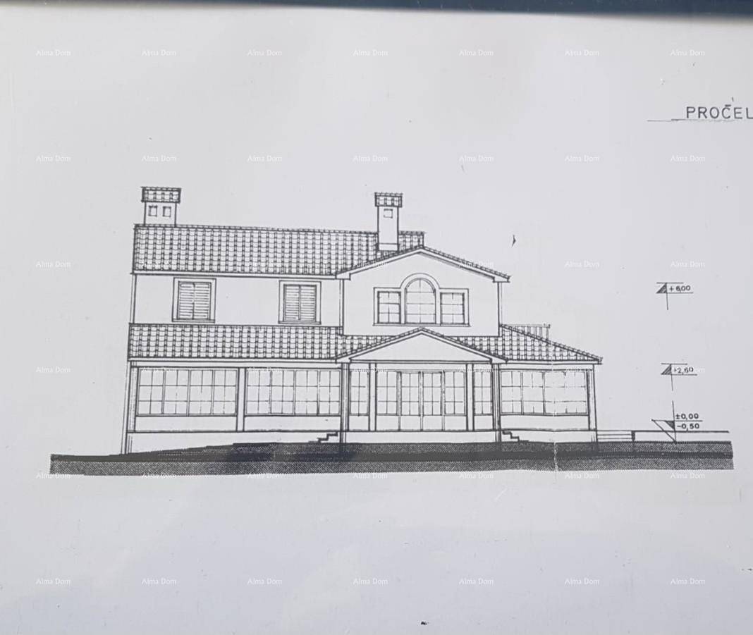 Architektonische Zeichnung der Vorderansicht des Hauses mit Fenstern und Balkonen.
