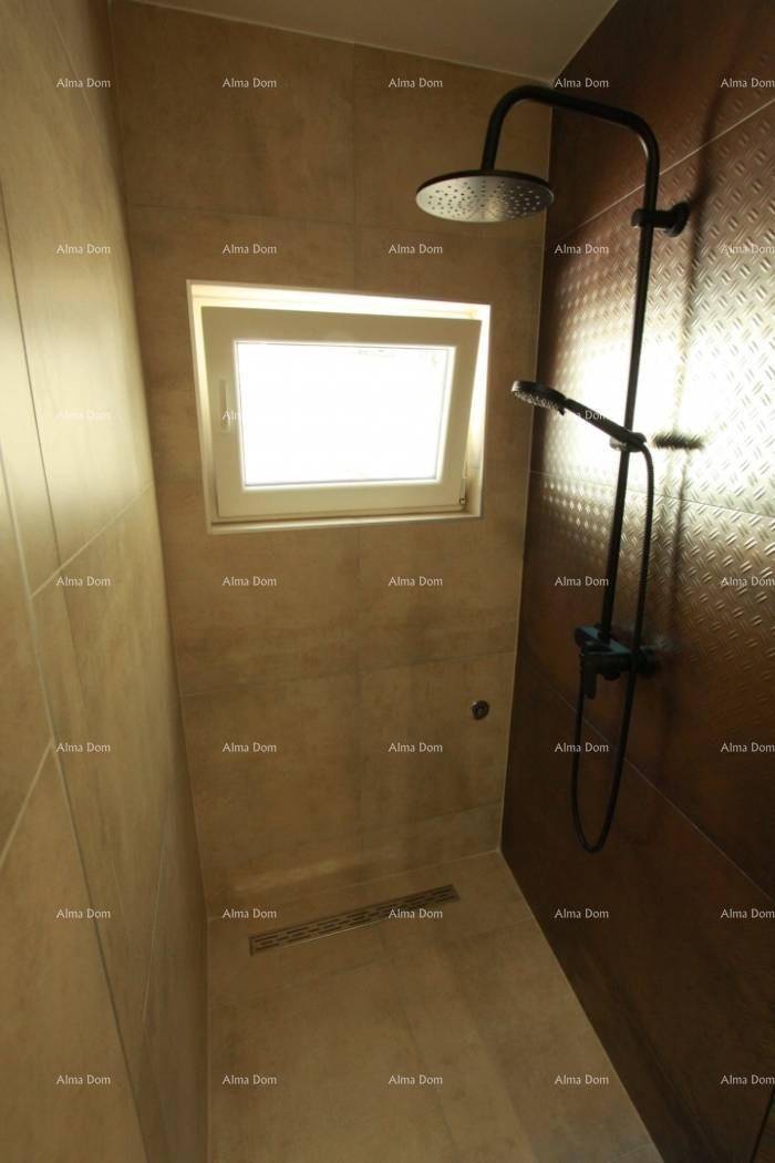 Moderne Duschkabine mit Regendusche und Fenster für natürliche Belüftung.