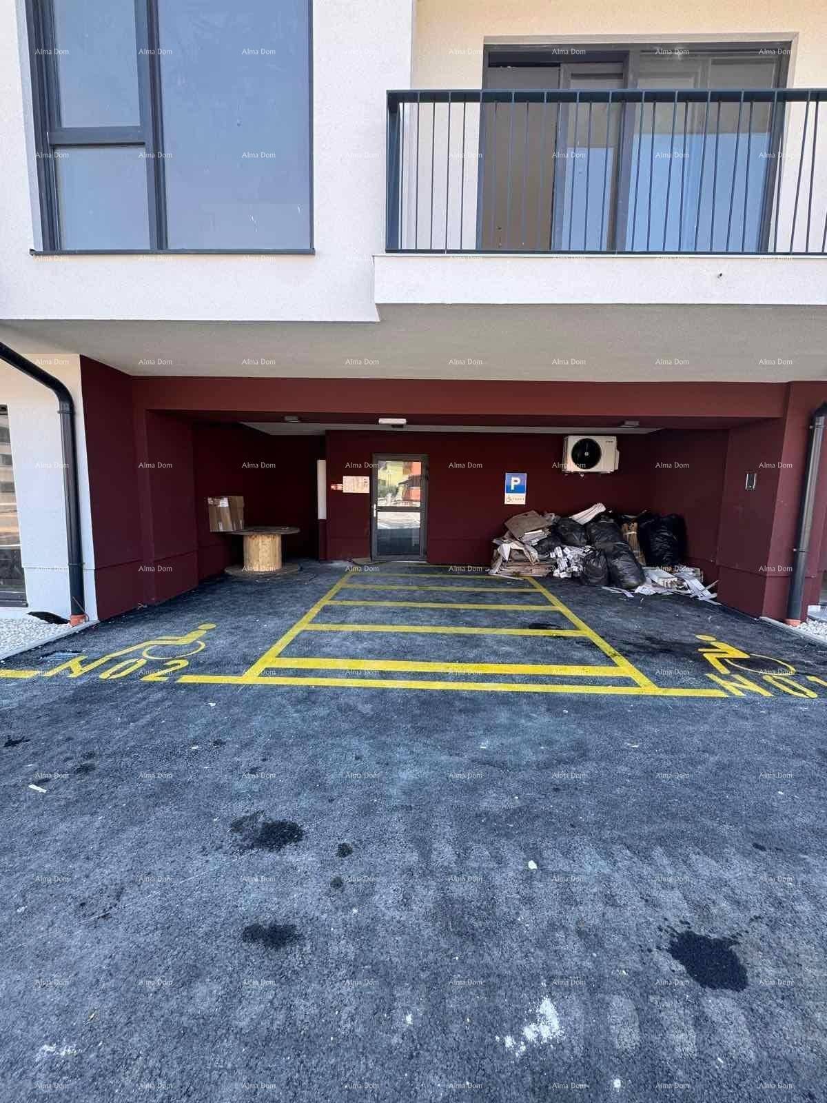 Überdachter Parkplatz mit gelben Markierungen und Müllsäcken im Hintergrund.