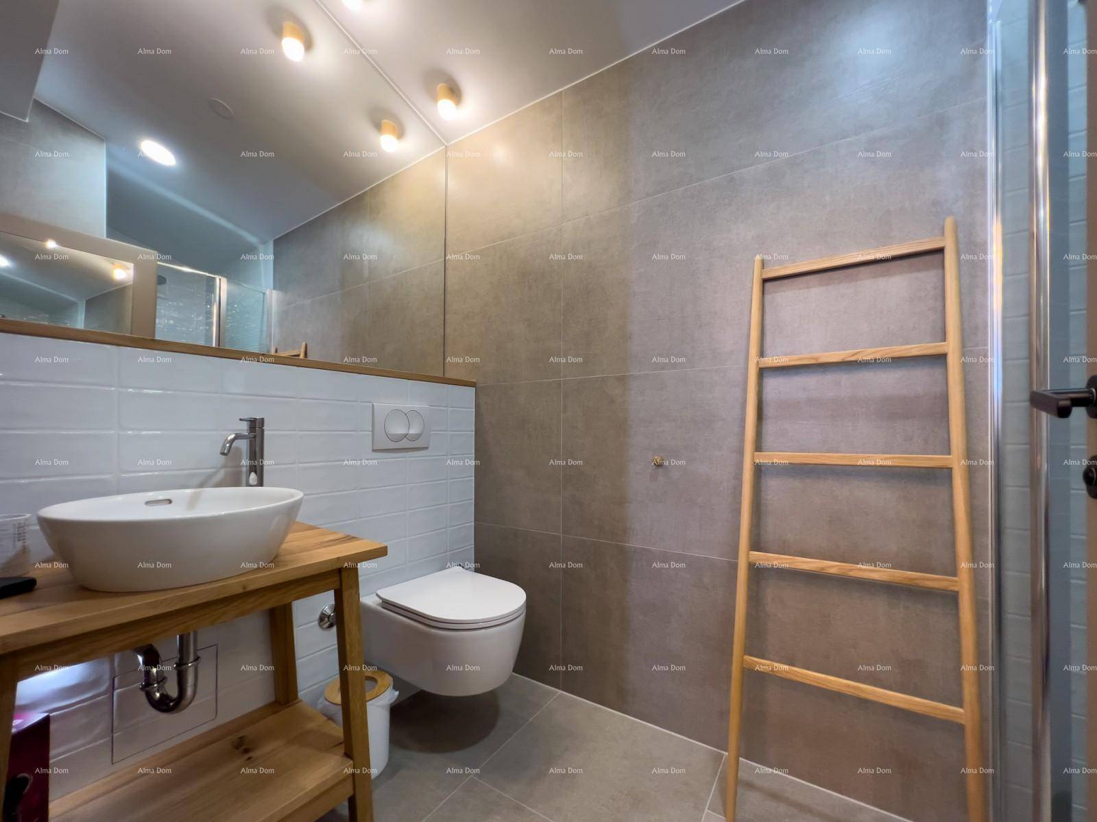 Modernes Badezimmer mit Aufsatzwaschbecken, Wand-WC und grauen sowie weißen Fliesen.