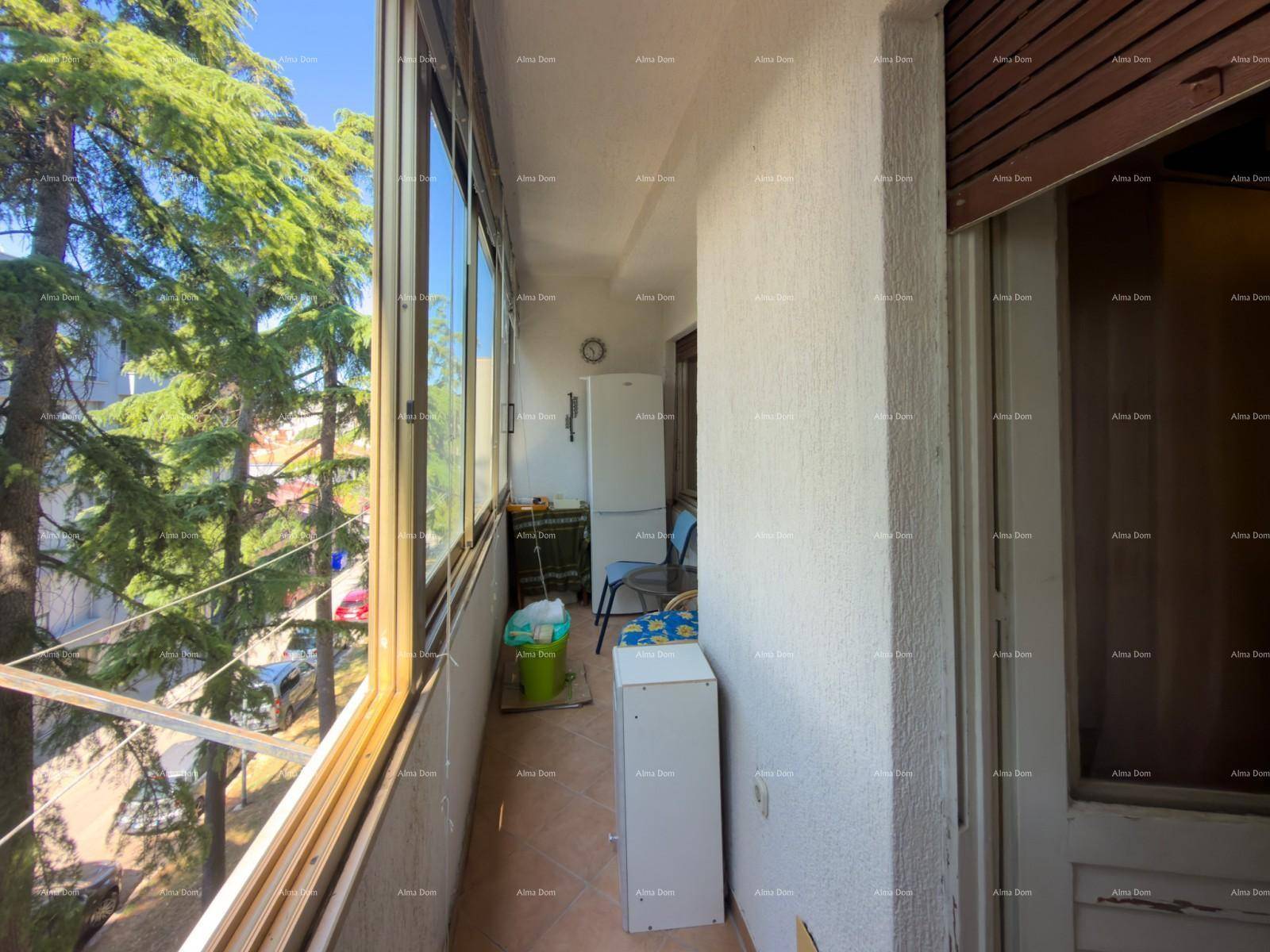 Verglaster Balkon mit Blick ins Grüne und Stauraum.