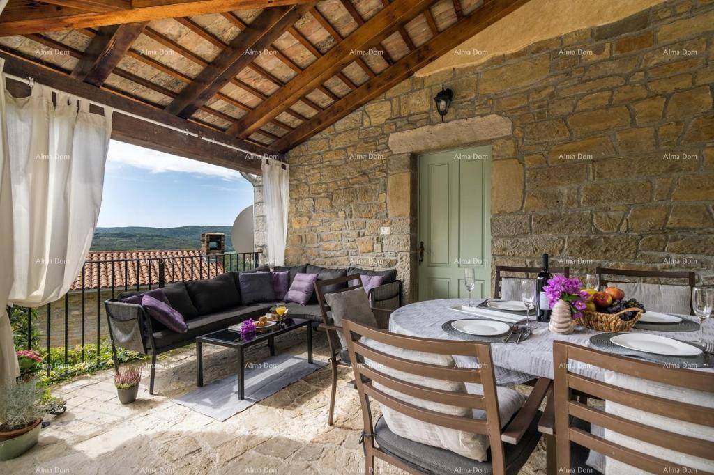 Geräumige überdachte Terrasse mit Steinwänden, Lounge-Bereich und Essplatz im Freien.