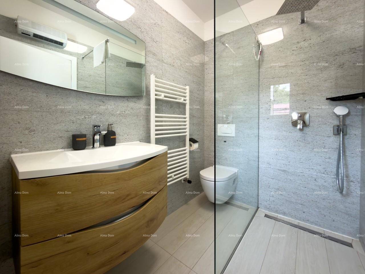 Modernes Badezimmer mit begehbarer Dusche, Holzwaschtisch und Handtuchheizkörper.