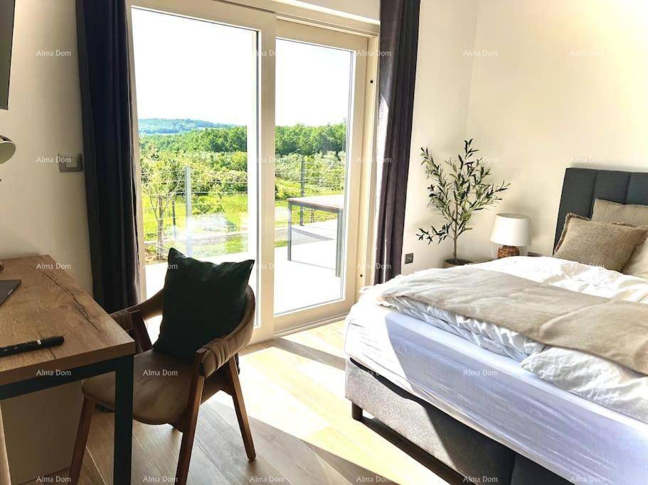 Helles Schlafzimmer mit Schiebetür zur Terrasse und weitem Landschaftsblick.