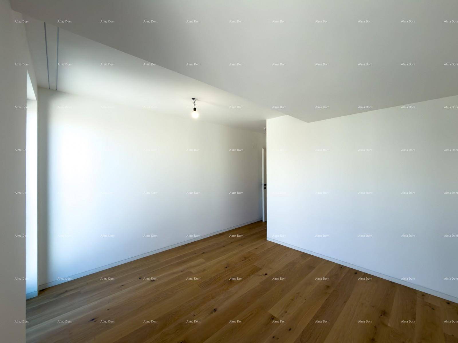 Heller Wohnraum mit Holzboden und weiß gestrichenen Wänden, ideal für individuelle Einrichtung.