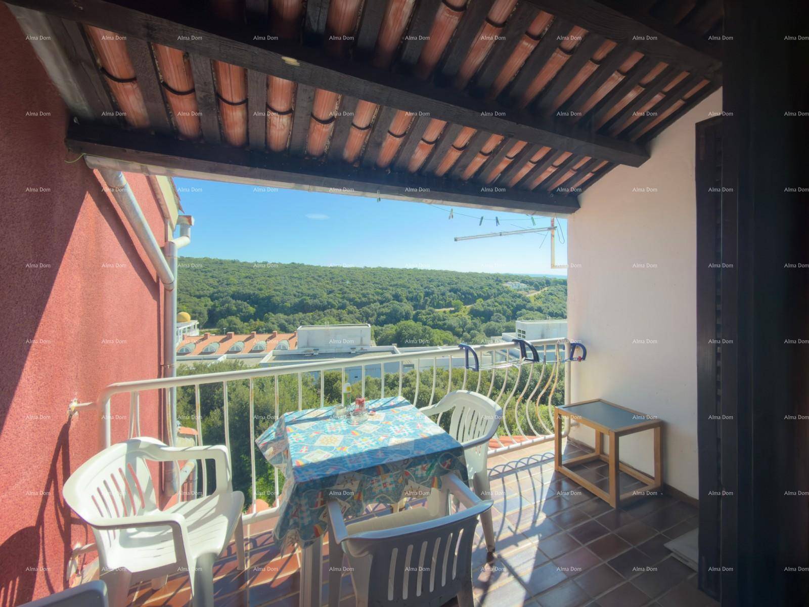 Überdachter Balkon mit Terracotta-Fliesen und Sitzgelegenheiten, bietet einen weiten Blick.