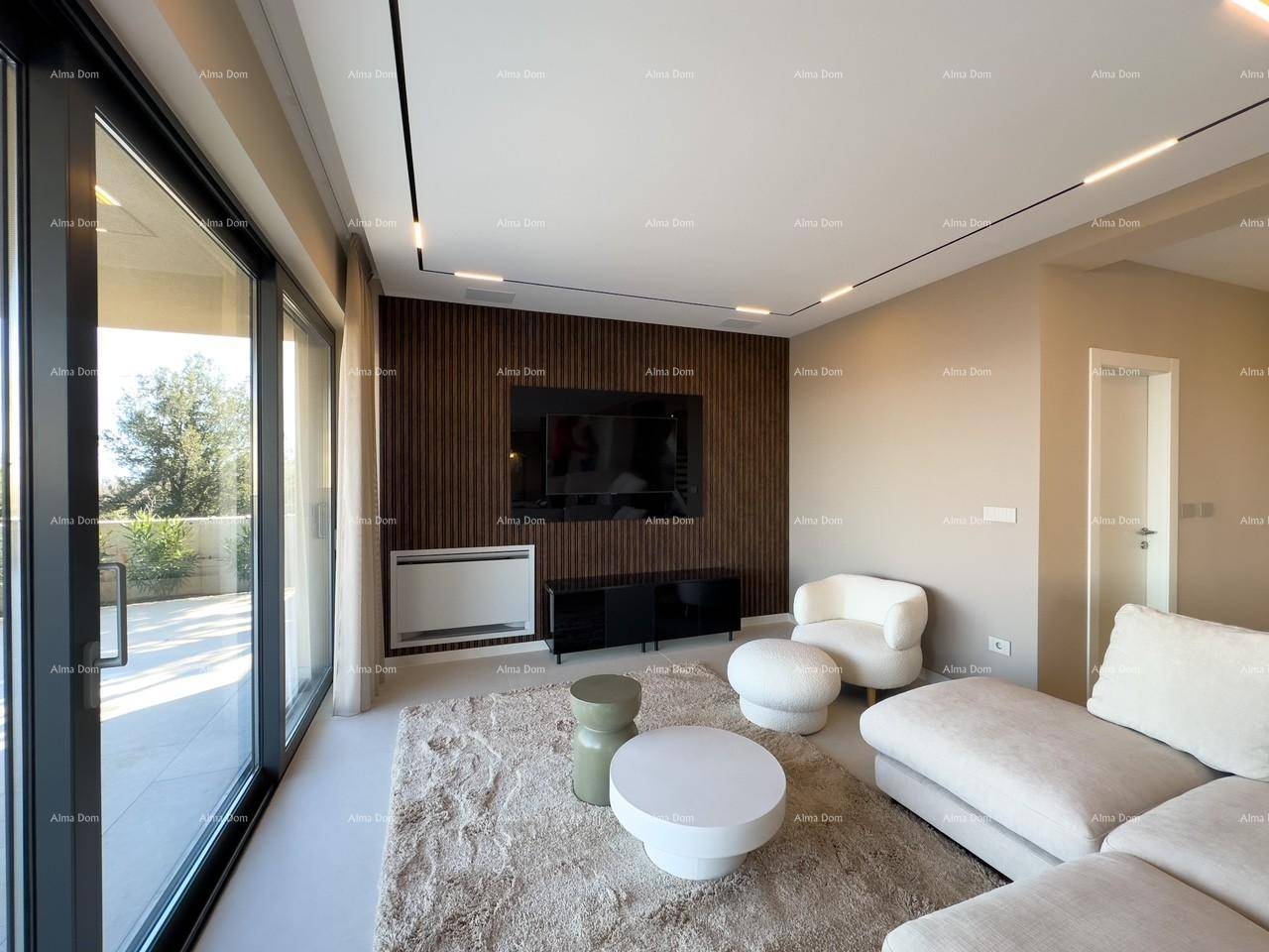 Gemütliches Wohnzimmer mit großem Sofa, Holzwand und Zugang zur Terrasse.