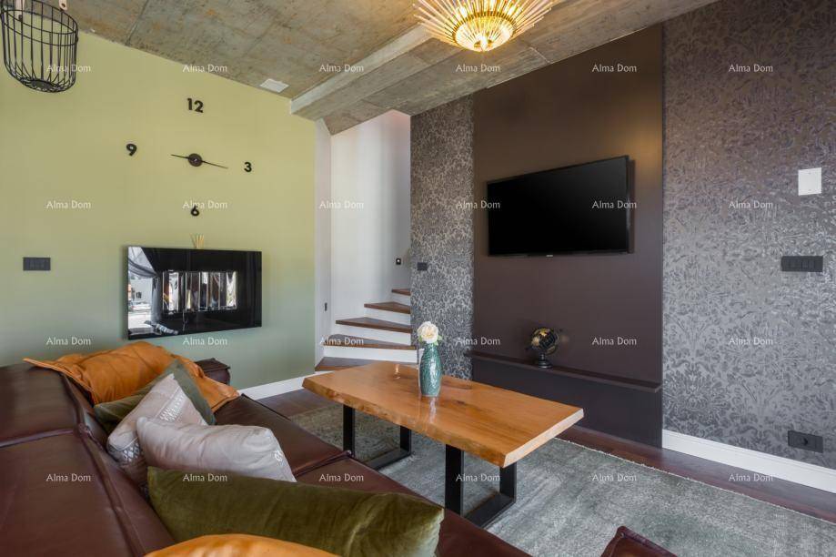 Geräumiges Wohnzimmer mit Ledersofa, Holztisch und dekorativer Wanduhr, ergänzt durch eine moderne Deckenleuchte.
