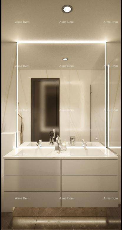Modernes Badezimmer mit Doppelwaschbecken, großem Spiegel und indirekter Beleuchtung.