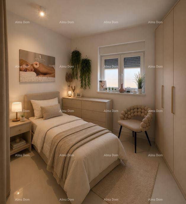 Gemütliches Schlafzimmer mit Einzelbett, Kommode und einem Fenster mit Blick nach draußen.